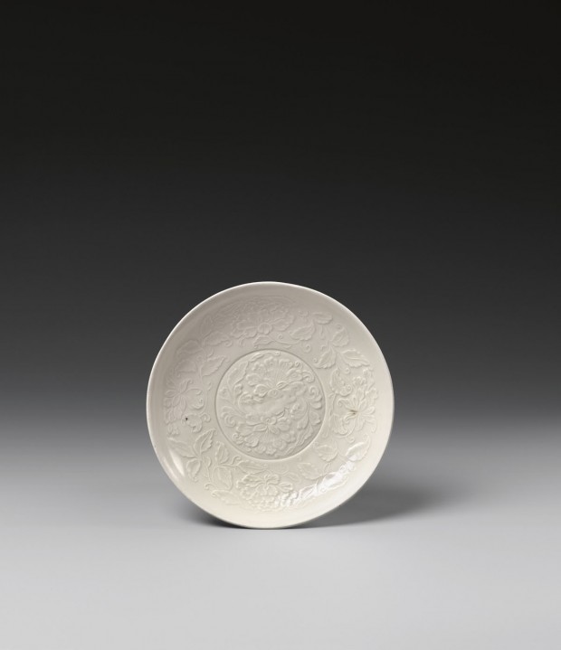 A MOULDED DINGYAO WHITE PORCELAIN DISH