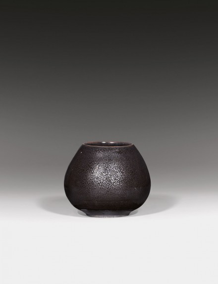 AN ‘OIL SPOT’-GLAZED STONEWARE LOTUS-BUD FORM JAR