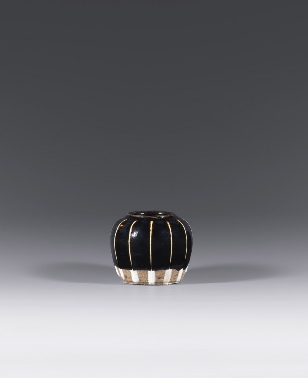 A MINIATURE WHITE-RIBBED BLACK-GLAZED STONEWARE JAR