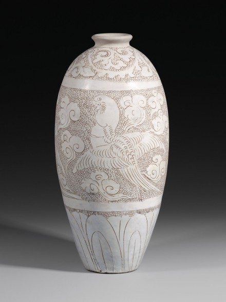 A LARGE ENGRAVED WHITE-GLAZED CIZHOU STONEWARE MEIPING