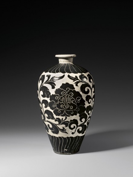 A CARVED CIZHOU ‘BLACK- AND WHITE’-GLAZED STONEWARE MEIPING