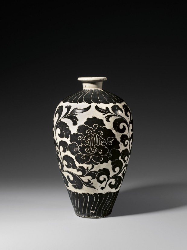 A CARVED CIZHOU ‘BLACK- AND WHITE’-GLAZED STONEWARE MEIPING