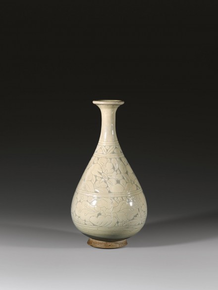 A CARVED WHITE-GLAZED CIZHOU STONEWARE VASE (YUHUCHUN PING)