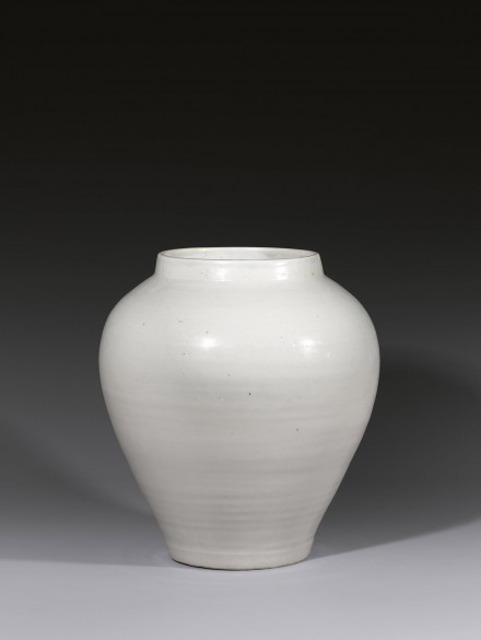 A LARGE EARLY MING ‘SWEET WHITE’-GLAZED PORCELAIN JAR (GUAN)