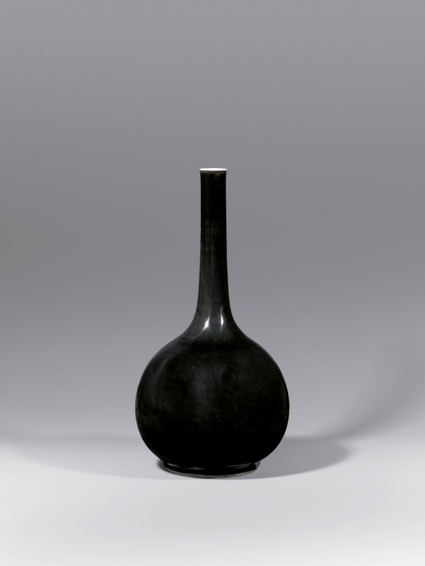 A ‘MIRROR BLACK’-GLAZED PORCELAIN BOTTLE VASE