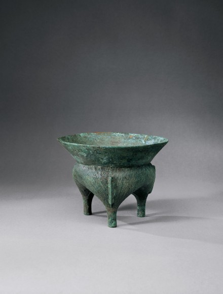 An Archaic Bronze Ritual Tripod Food Vessel (Li Ding)