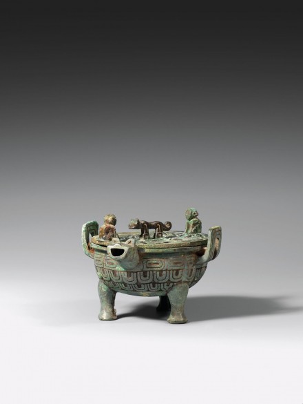 An Archaic Bronze Ritual Covered Tripod Pouring Vessel (Yi Ding)