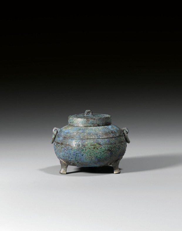 A BRONZE TRIPOD VESSEL AND COVER WITH INCISED DECORATION