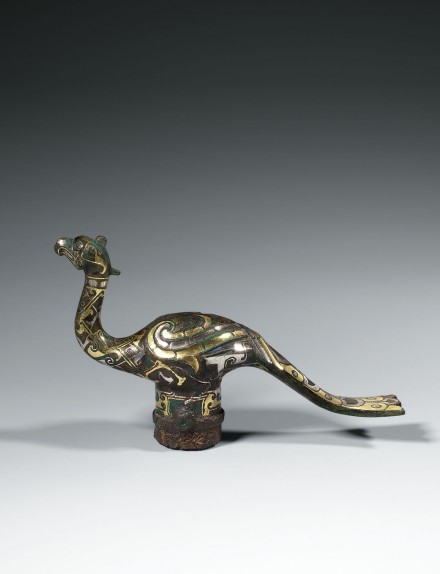 A GOLD- AND SILVER-INLAID BRONZE ‘PHOENIX’ FINIAL