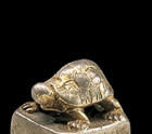 A GILT-SILVER SEAL WITH TORTOISE KNOP