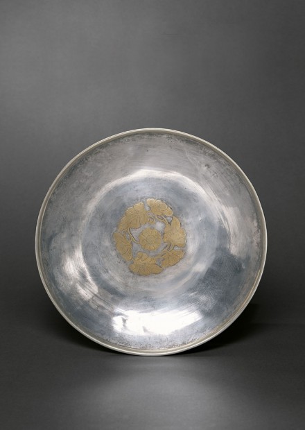 A LARGE PARCEL-GILT SILVER DISH