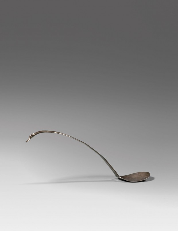 A SILVER LONG-HANDLED TEA SCOOP (ZE)