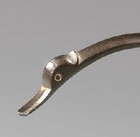 A SILVER LONG-HANDLED TEA SCOOP (ZE)