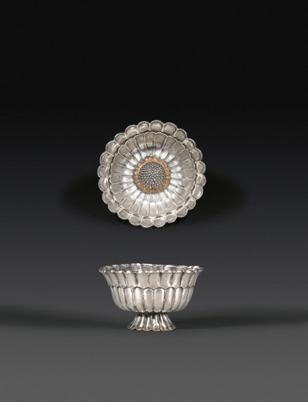 A PARCEL-GILT SILVER CHRYSANTHEMUM-FORM CUP