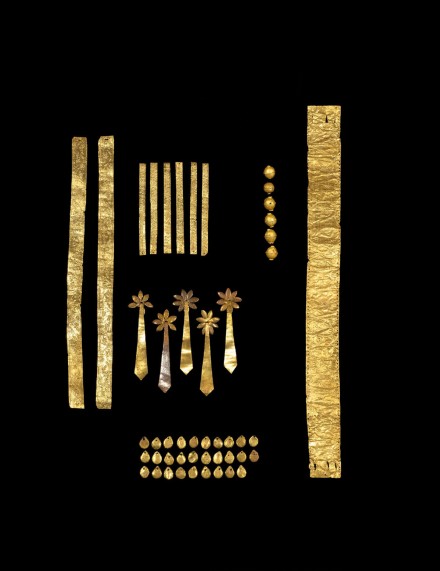 A SET OF EARLY GOLD HEADDRESS ORNAMENTS