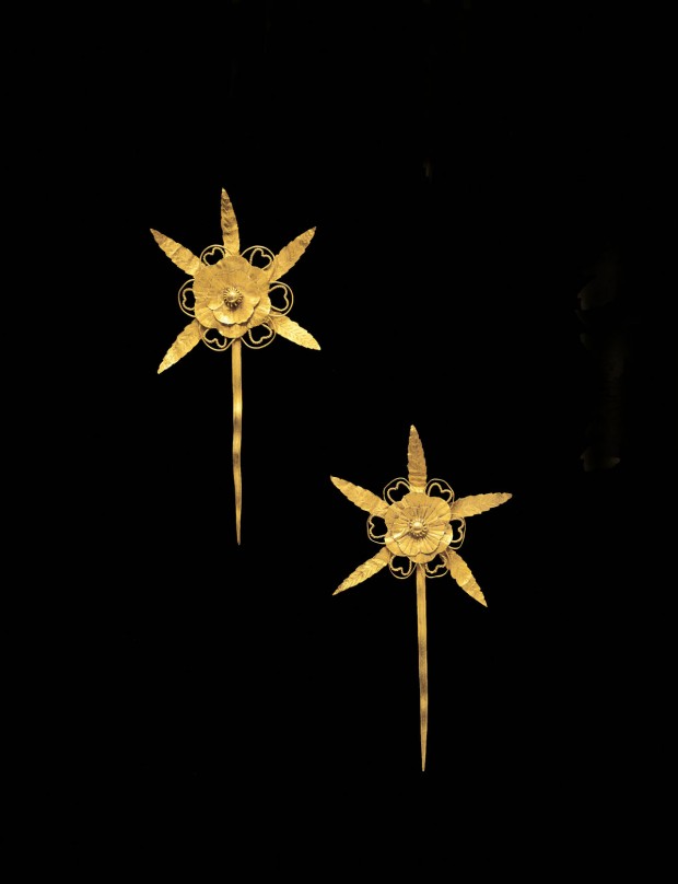 A PAIR OF CUT GOLD FOLIATE HAIR ORNAMENTS