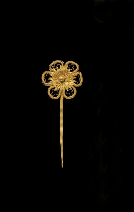 A CUT GOLD HAIR ORNAMENT