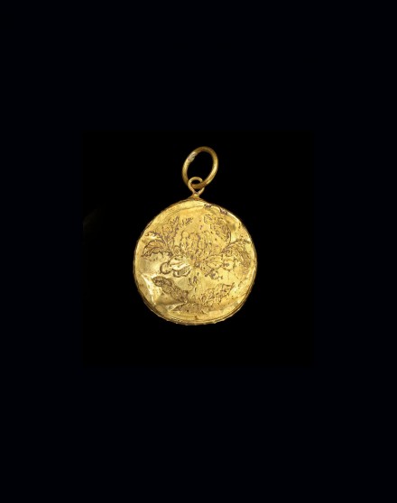 A CHASED GOLD DRUM-SHAPED PENDANT