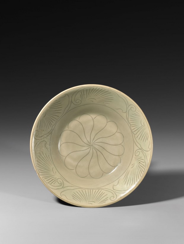 AN EARLY YAOZHOU CELADON BOWL WITH INCISED DECORATION