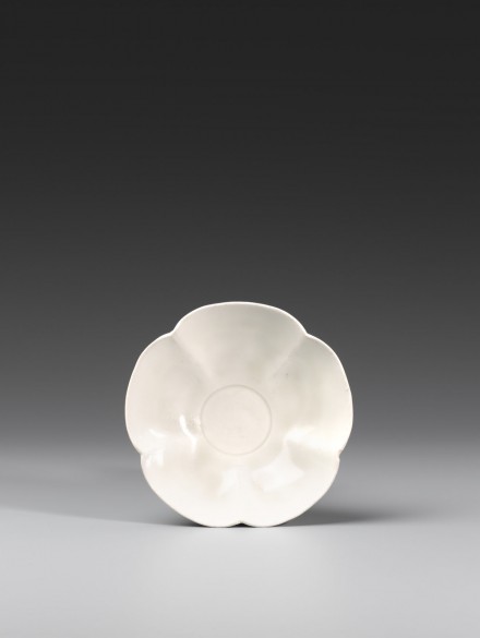 A DINGYAO WHITE PORCELAIN ‘PRUNUS BLOSSOM’ BOWL