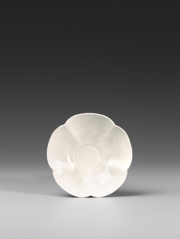 A DINGYAO WHITE PORCELAIN ‘PRUNUS BLOSSOM’ BOWL