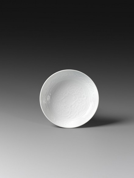 A MOULDED ‘SHUFU’ PORCELAIN SHALLOW BOWL