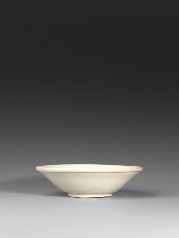 A GLAZED WHITE PORCELAIN SHALLOW BOWL