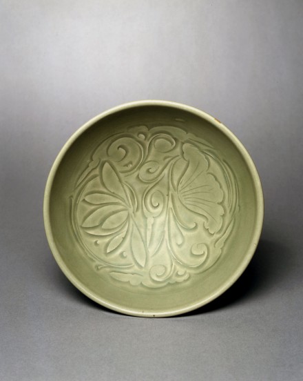 A CARVED YAOZHOU CELADON DEEP BOWL