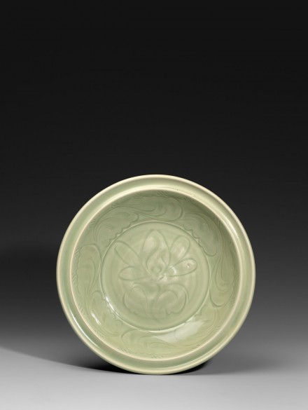 A LARGE CARVED LONGQUAN CELADON DISH