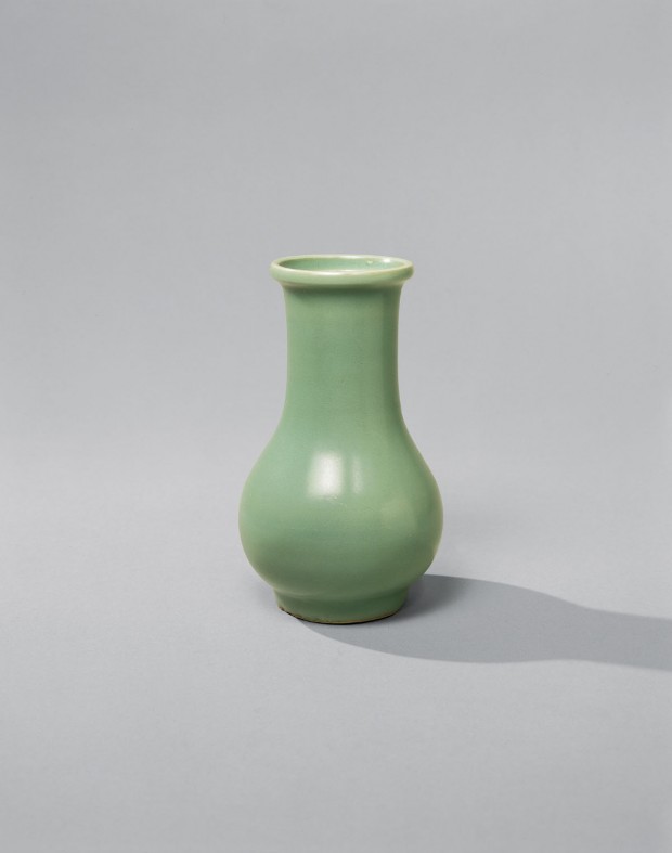 A LONGQUAN CELADON VASE