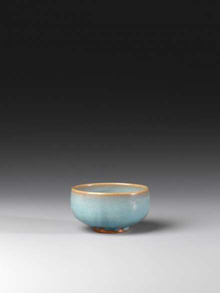 A BLUE-GLAZED JUNYAO BOWL