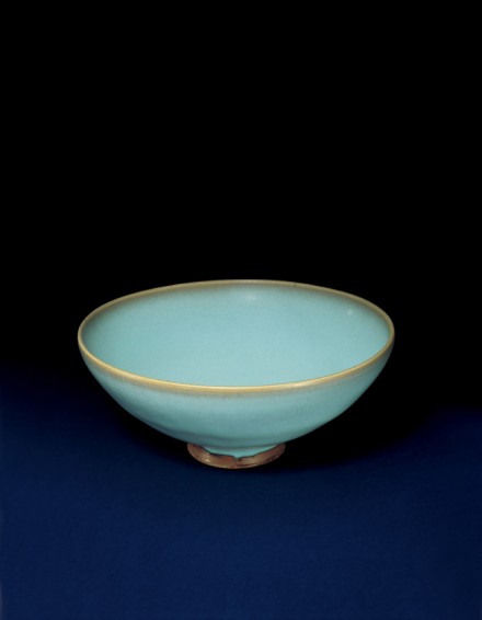 A LARGE BLUE JUNYAO BOWL