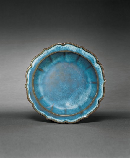 A LOBED JUNYAO ‘NARCISSUS BOWL’ WITH FOLIATE RIM