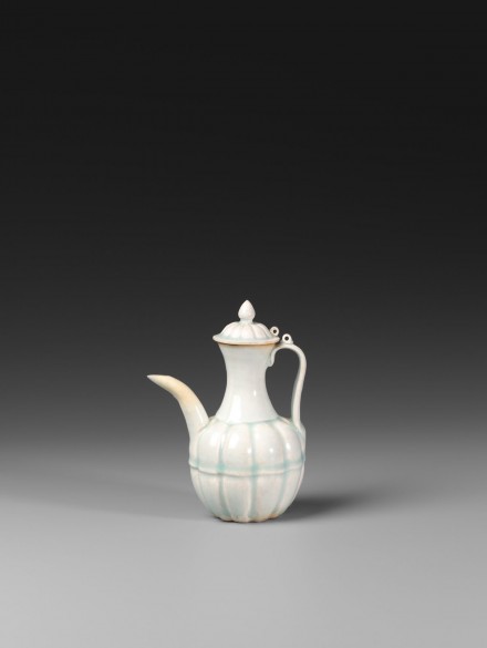 A SMALL YINGQING GLAZED PORCELAIN EWER AND COVER