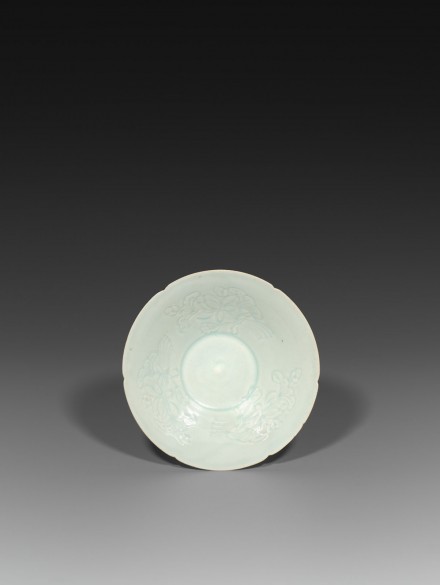 A CARVED YINGQING GLAZED PORCELAIN FOLIATE BOWL
