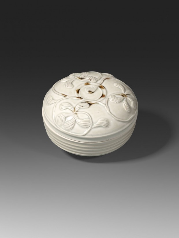 AN IRON-DECORATED WHITE PORCELAIN BOX AND COVER