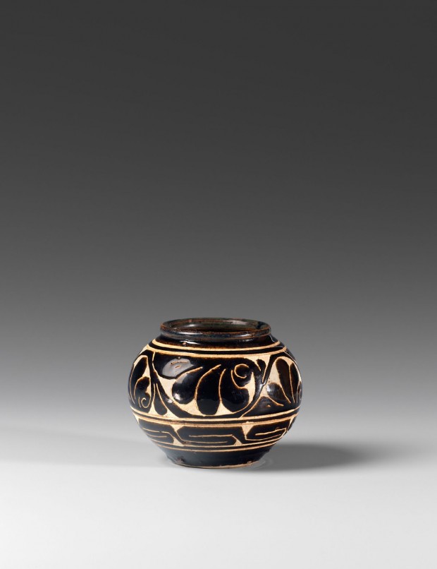 A CARVED CIZHOU BROWN-GLAZED POTTERY JAR