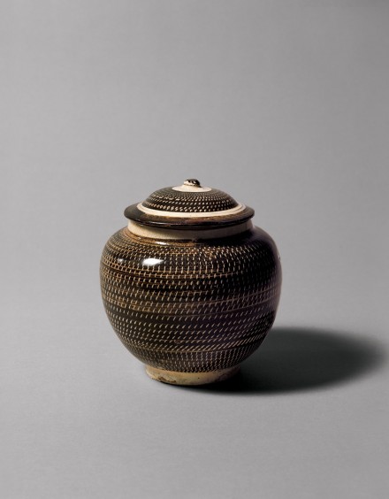 A CIZHOU POTTERY JAR AND COVER WITH ROULETTED DECORATION
