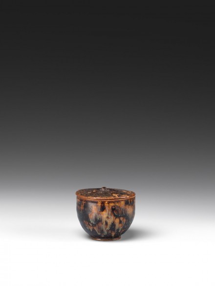 A JIZHOU ‘TORTOISESHELL’-GLAZED SMALL COVERED BOWL