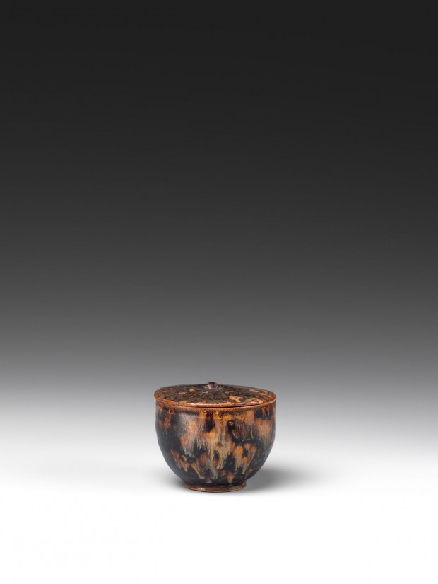 A JIZHOU ‘TORTOISESHELL’-GLAZED SMALL COVERED BOWL