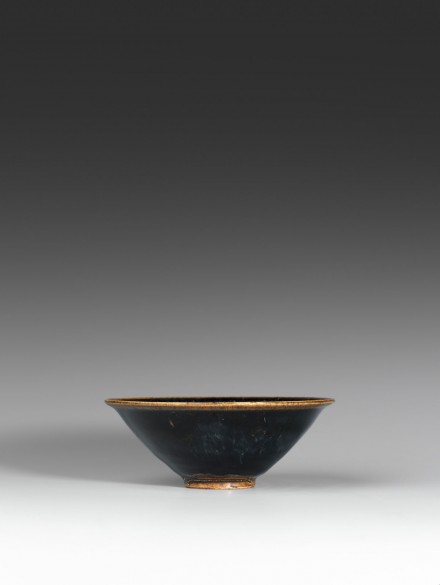 A SMALL BLACK-GLAZED TEABOWL