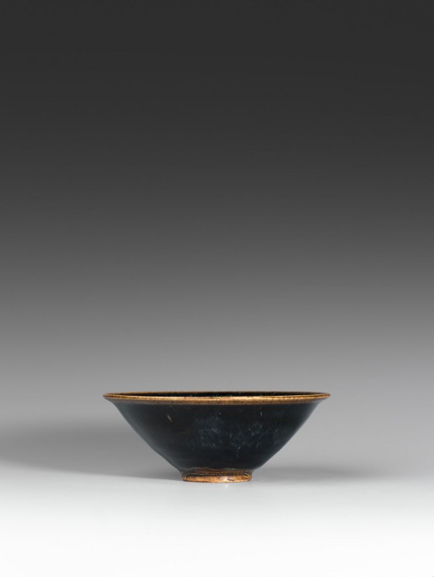 A SMALL BLACK-GLAZED TEABOWL