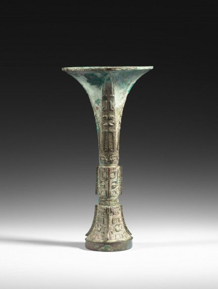 AN ARCHAIC BRONZE RITUAL WINE VESSEL (GU)