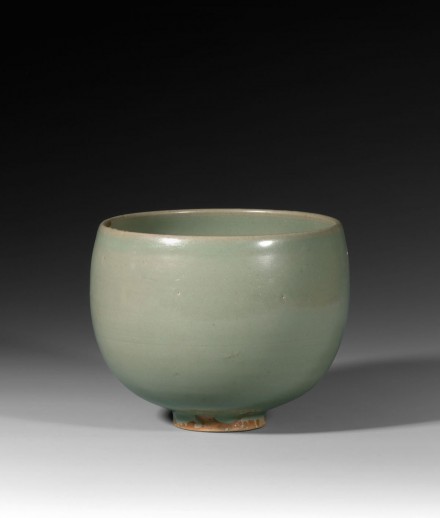 A LARGE JUNYAO GREEN-GLAZED DEEP BOWL