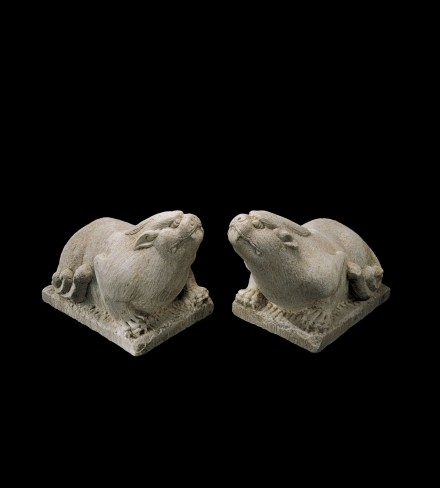 A PAIR OF MARBLE GUARDIAN BEASTS
