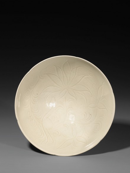 A LARGE CARVED DINGYAO PORCELAIN BOWL