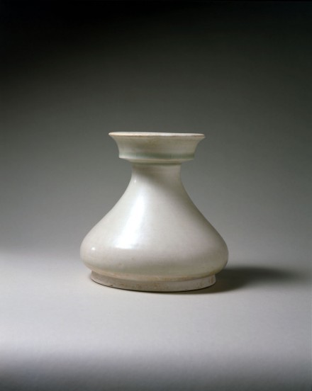 A GLAZED WHITE POTTERY VASE