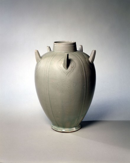 AN ENGRAVED YUEYAO CELADON FIVE-SPOUT VASE (WUGUAN PING)