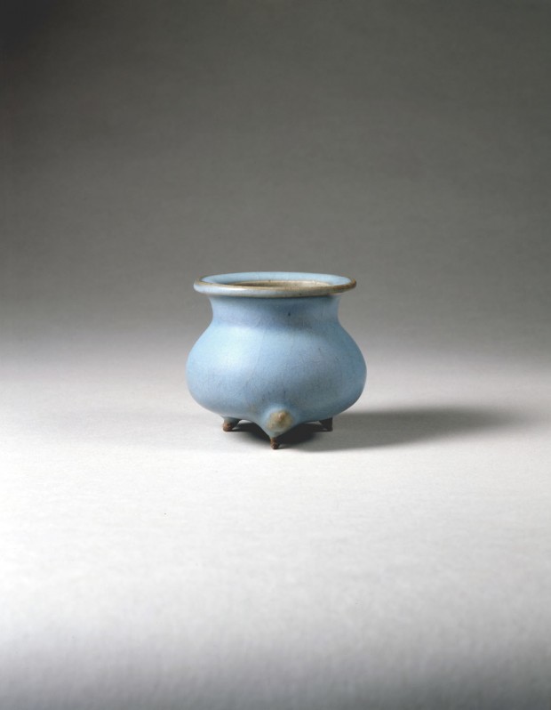 A BLUE-GLAZED JUNYAO TRIPOD CENSER