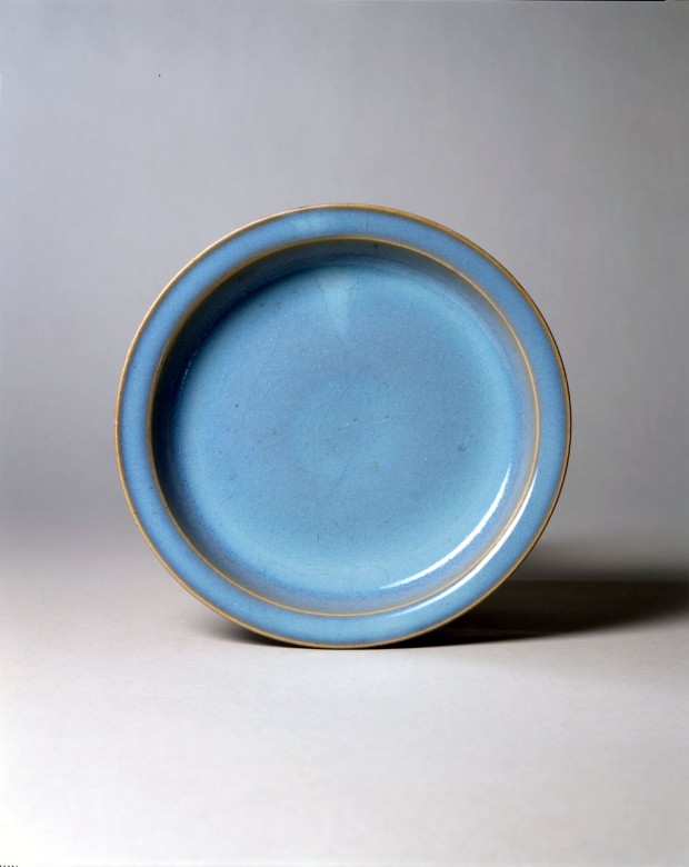 A PURPLE-SPLASHED BLUE JUNYAO CIRCULAR DISH (PAN)